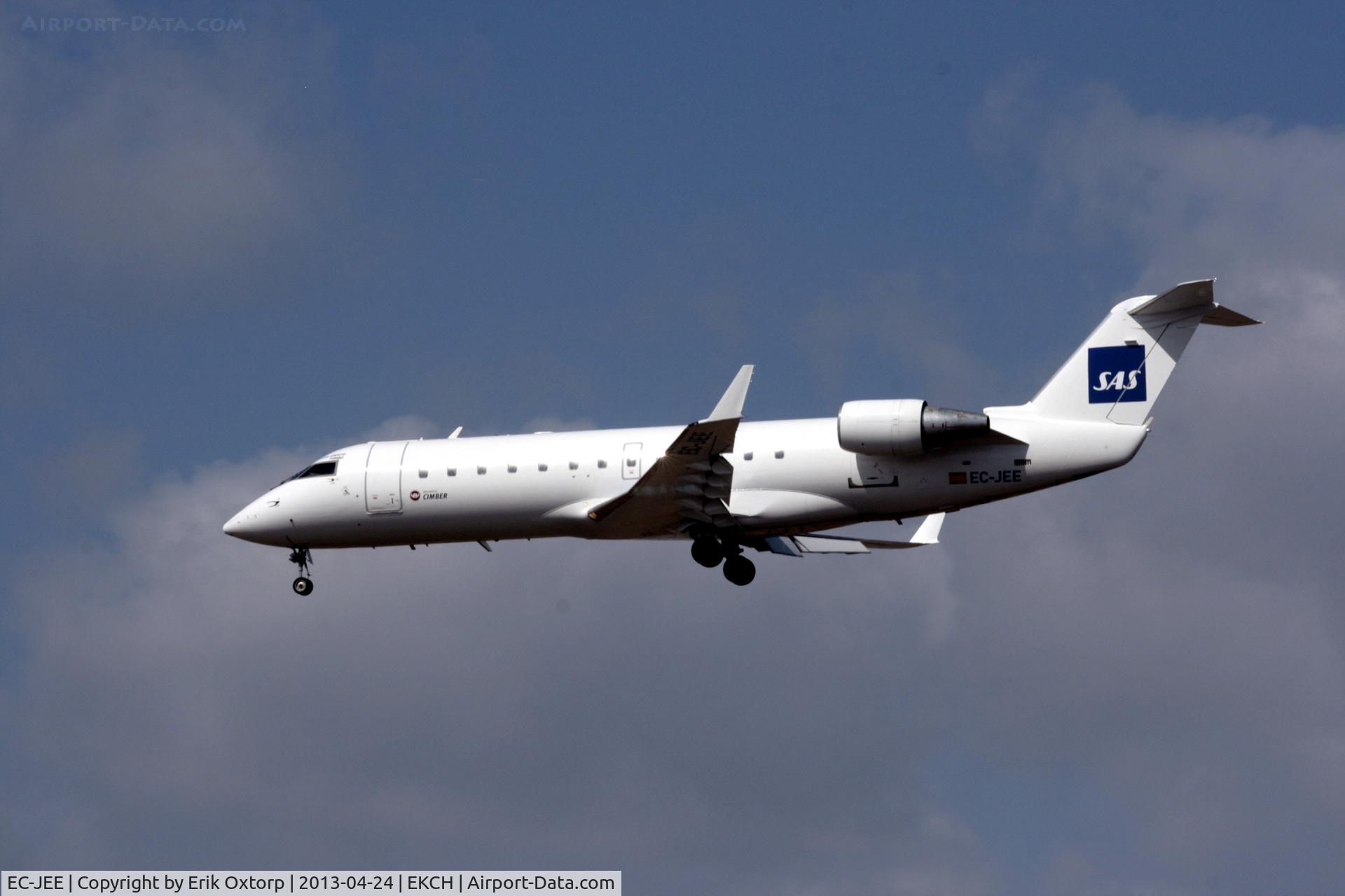 EC-JEE, 2005 Bombardier CRJ-200ER (CL-600-2B19) C/N 7989, EC-JEE about to land on rw 22L