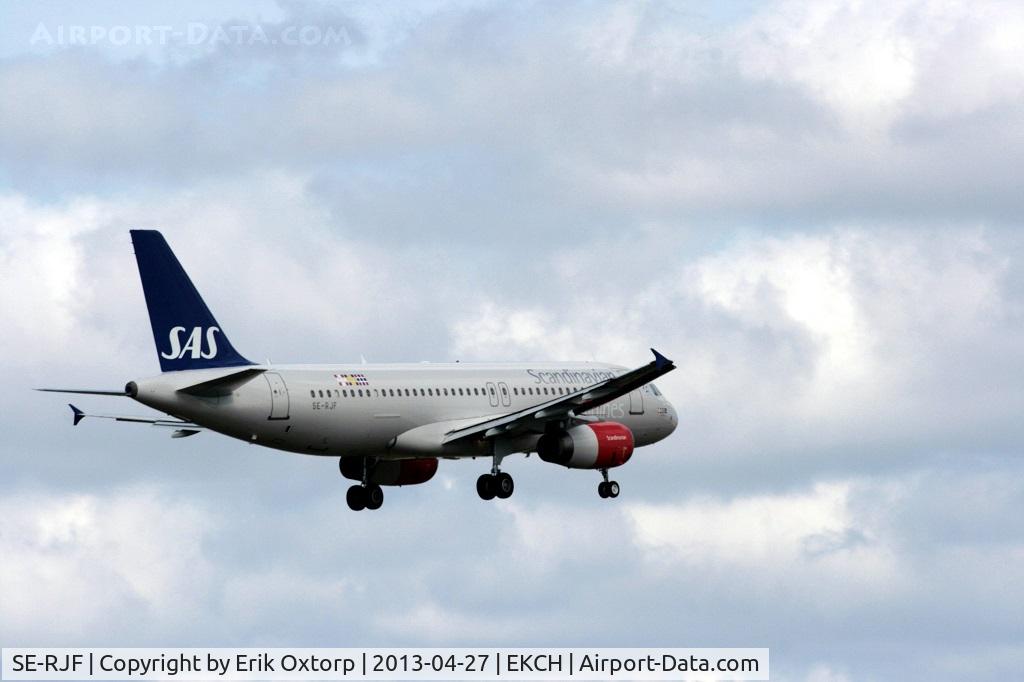 SE-RJF, 2000 Airbus A320-232 C/N 1383, SE-RJF about to land on rw 04L
