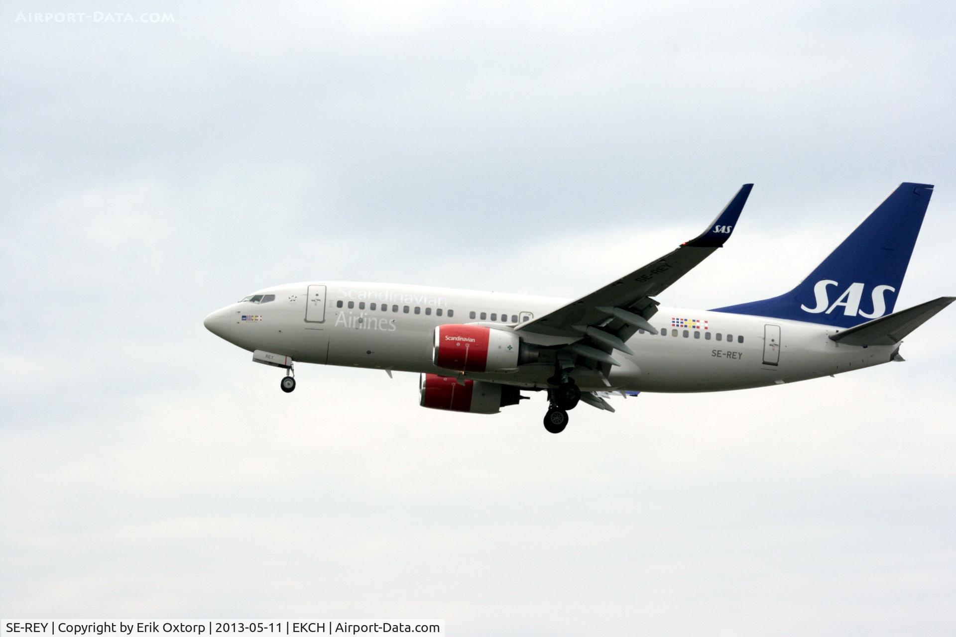 SE-REY, 2002 Boeing 737-76N C/N 32737, SE-REY about to land on rw 22L