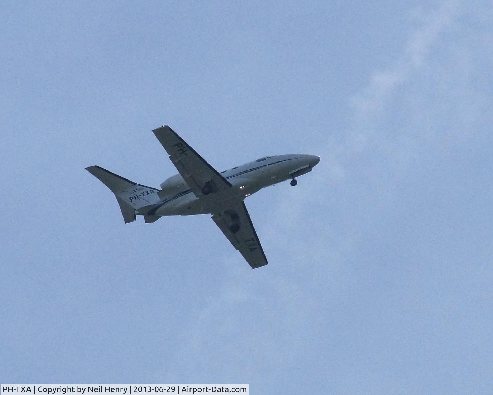 PH-TXA, 2008 Cessna 510 Citation Mustang Citation Mustang C/N 510-0111, on eastern approach to London Gatwick - over Newchapel, Surrey, UK
