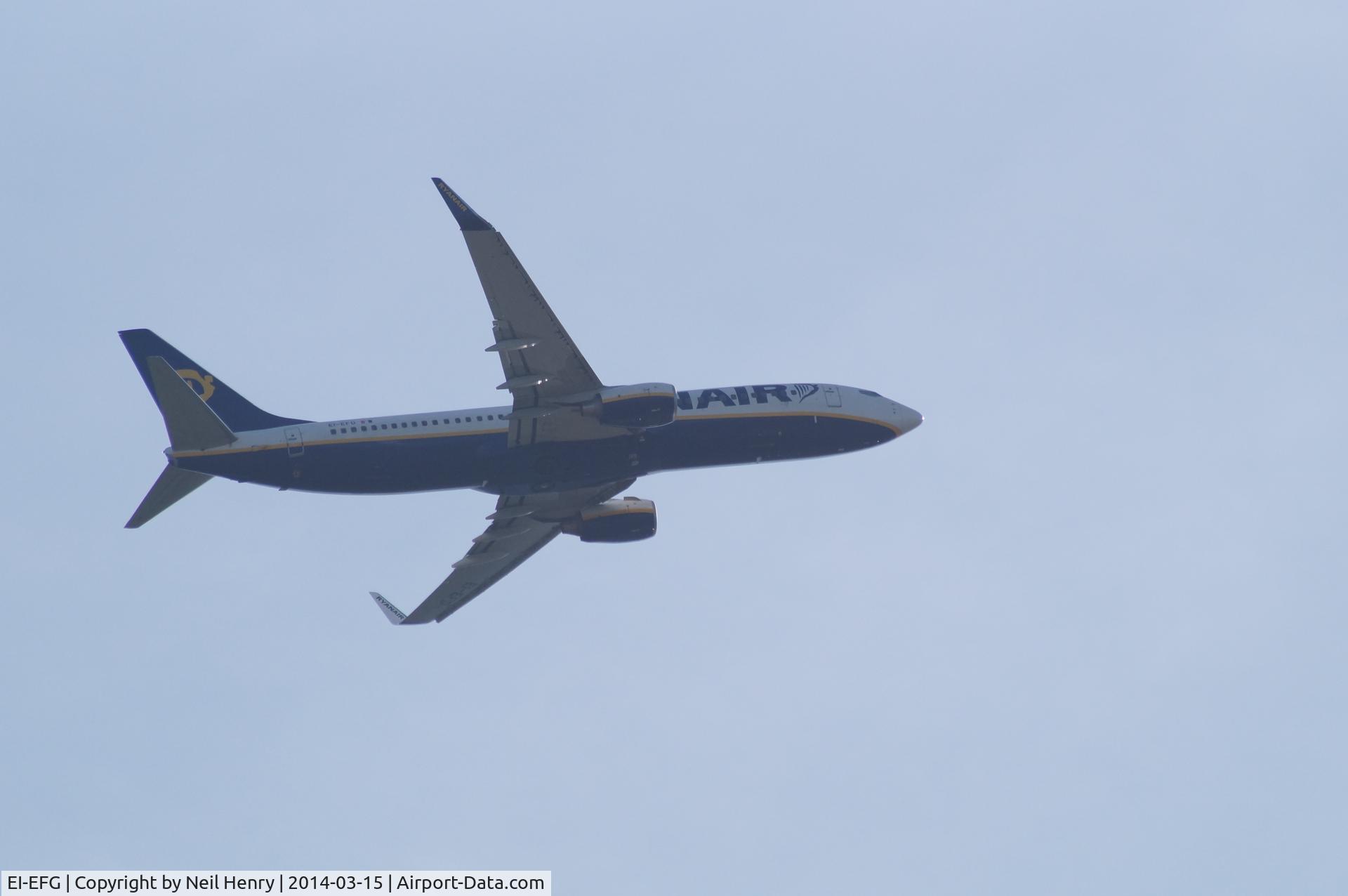 EI-EFG, 2009 Boeing 737-8AS C/N 35014, on eastern approach to London Gatwick - over Newchapel, Surrey, UK