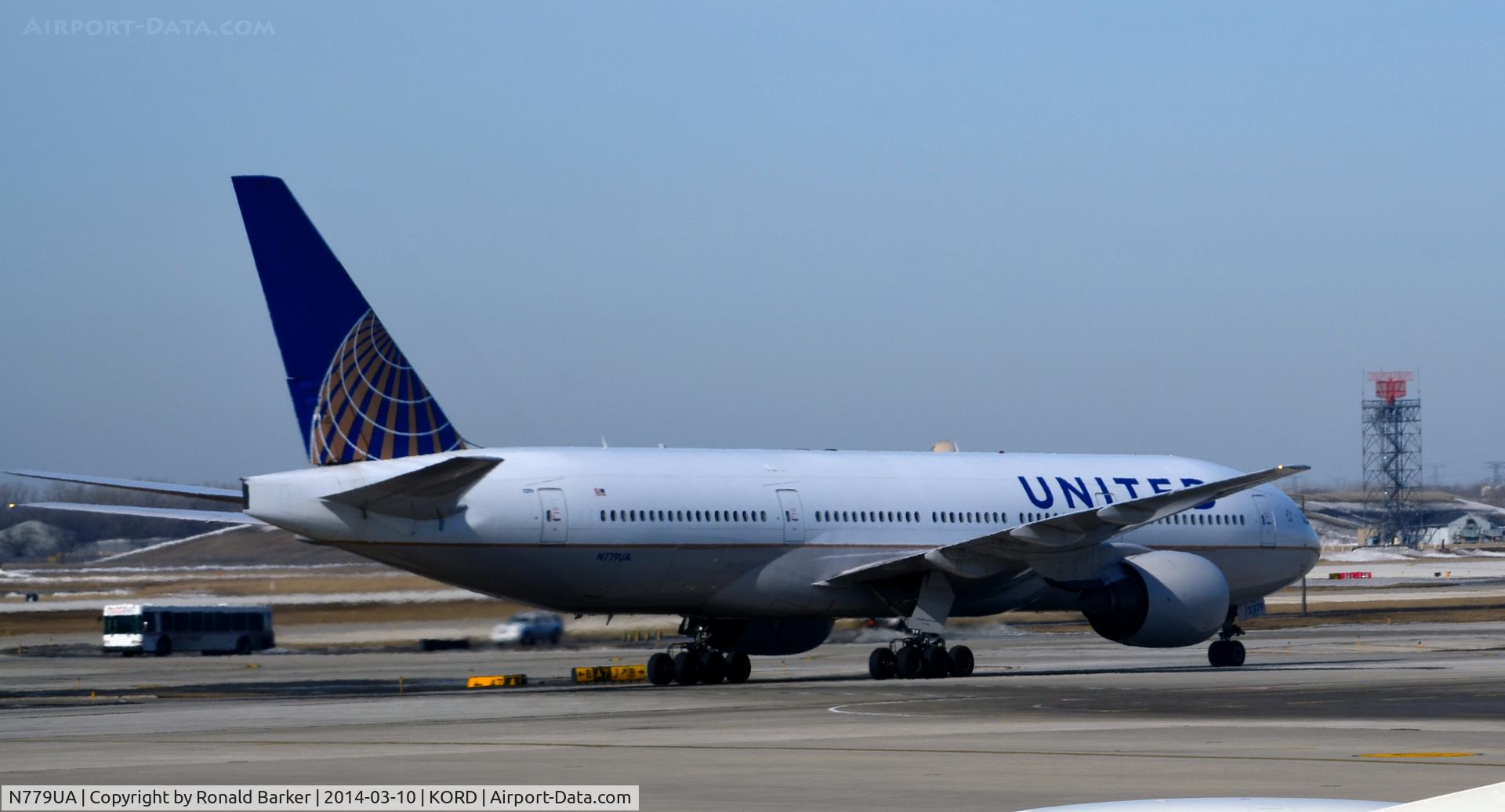 N779UA, 1996 Boeing 777-222 C/N 26941, Taxi Chicago