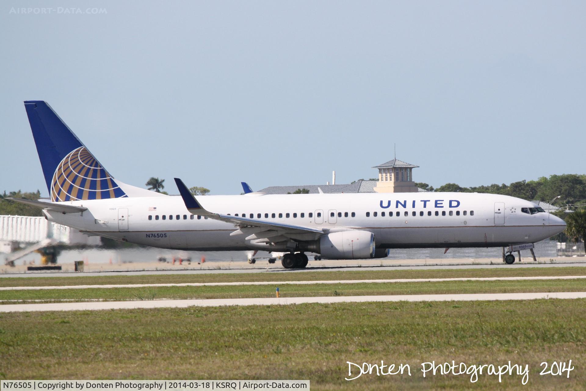 N76505, 2006 Boeing 737-824 C/N 32834, United Flight 1182 (N76505) departs Sarasota-Bradenton International Airport enrout to Chicago-O'Hare International Airport
