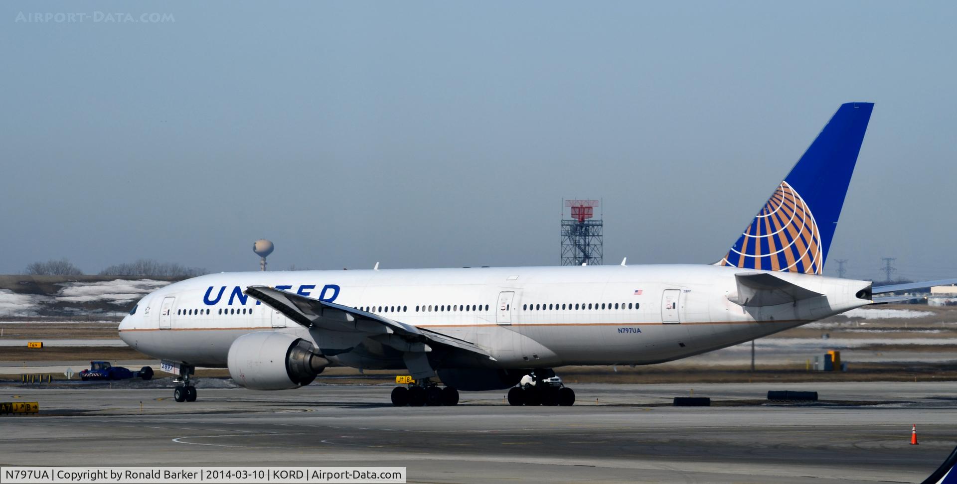 N797UA, 1998 Boeing 777-222 C/N 26924, Taxi Chicago