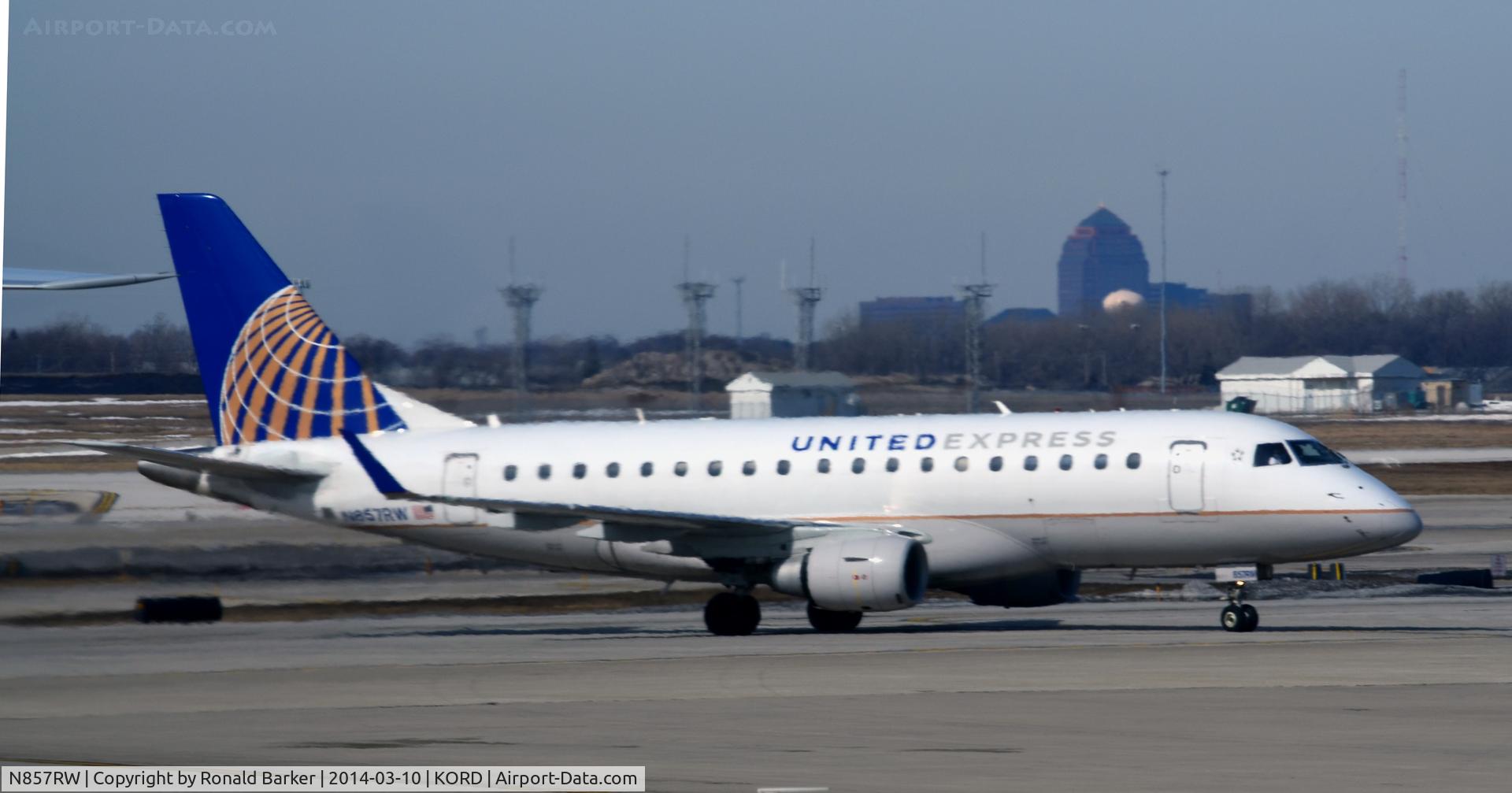 N857RW, 2005 Embraer 170SE (ERJ-170-100SE) C/N 17000079, Taxi Chicago