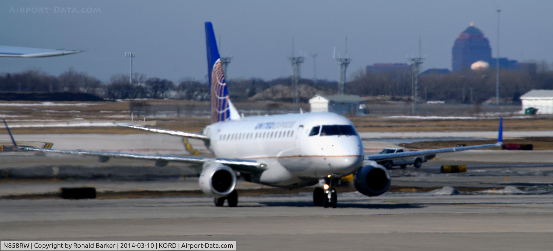 N858RW, 2005 Embraer 170SE (ERJ-170-100SE) C/N 17000080, Taxi Chicago