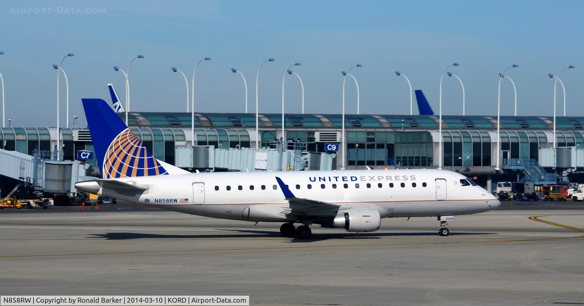N858RW, 2005 Embraer 170SE (ERJ-170-100SE) C/N 17000080, Taxi Chicago