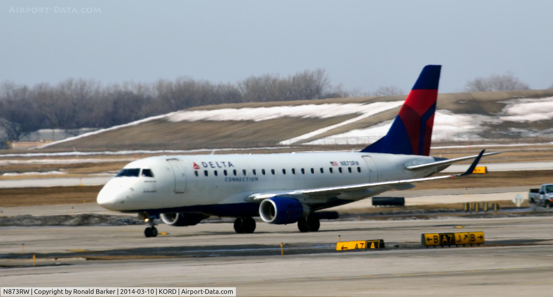 N873RW, 2006 Embraer 170SU (ERJ-170-100SU) C/N 17000144, Taxi Chicago