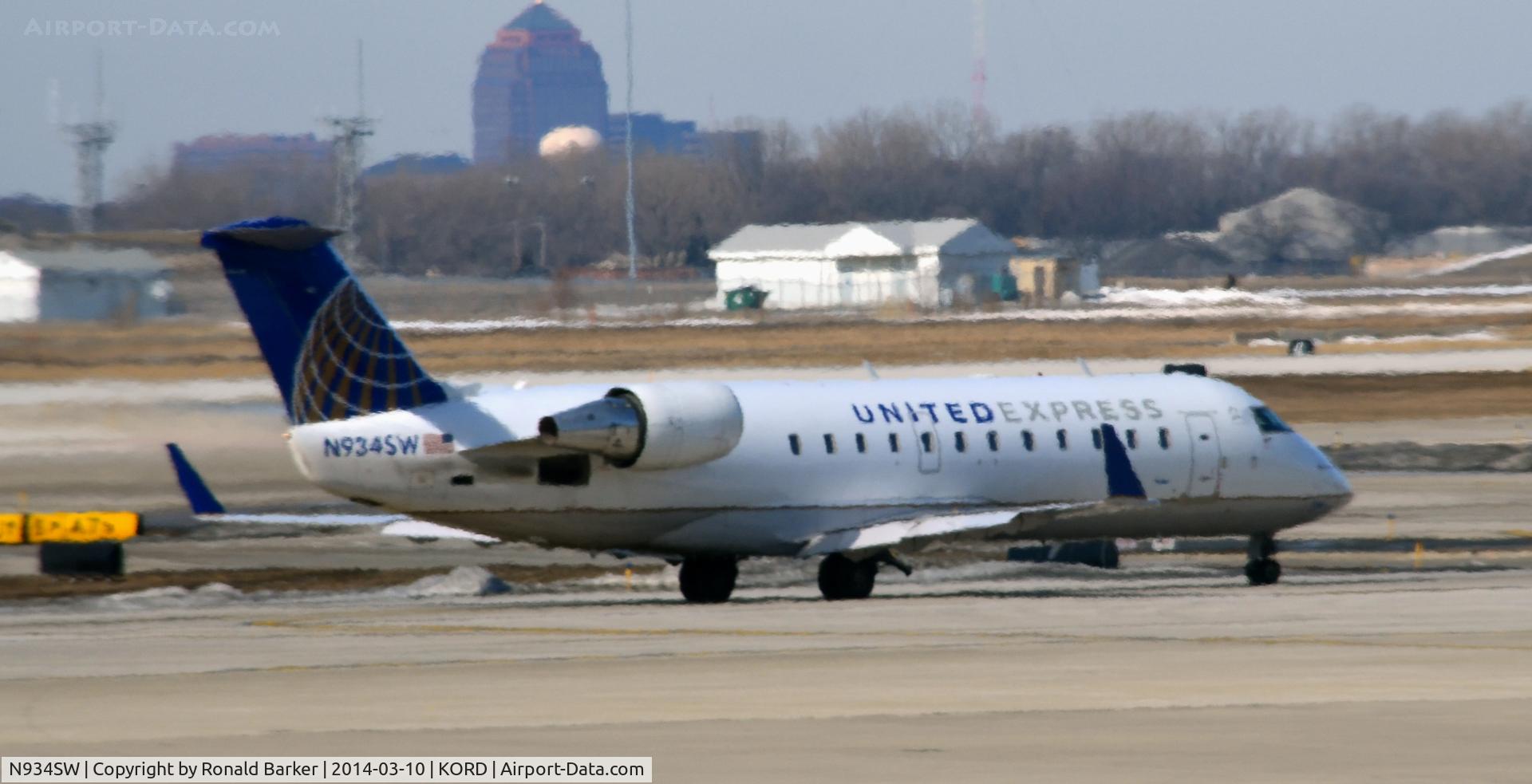 N934SW, 2002 Canadair CL-600-2B19 Regional Jet CRJ-200LR C/N 7722, Taxi Chicago