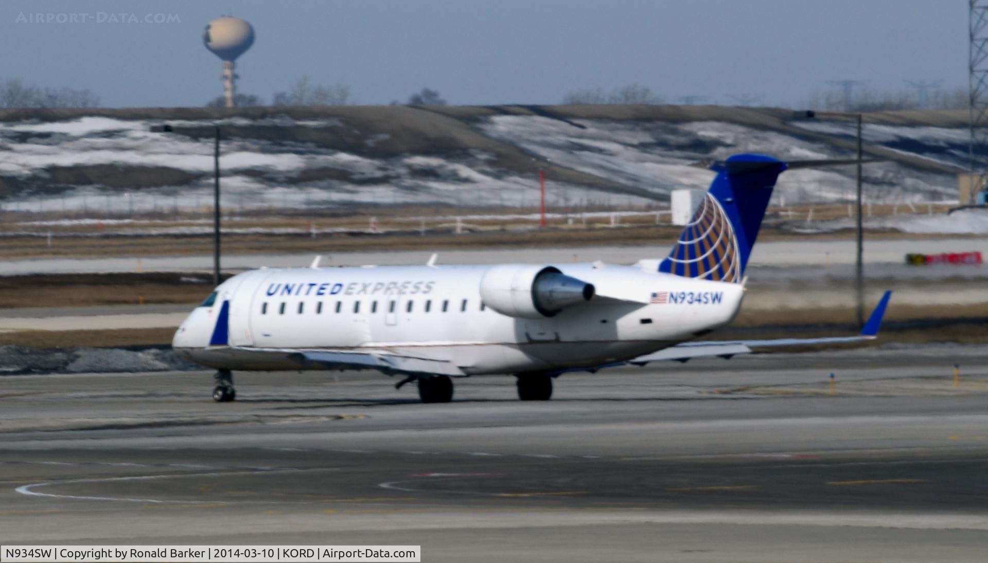 N934SW, 2002 Canadair CL-600-2B19 Regional Jet CRJ-200LR C/N 7722, Taxi Chicago