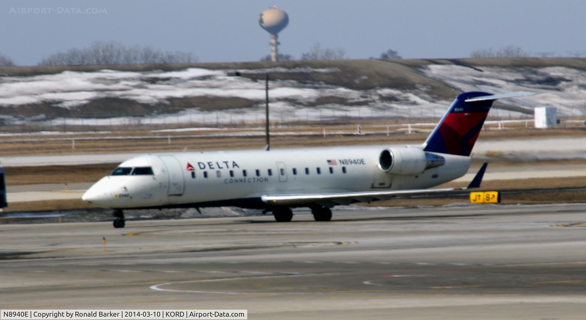 N8940E, 2004 Bombardier CRJ-200 (CL-600-2B19) C/N 7940, Taxi Chicago