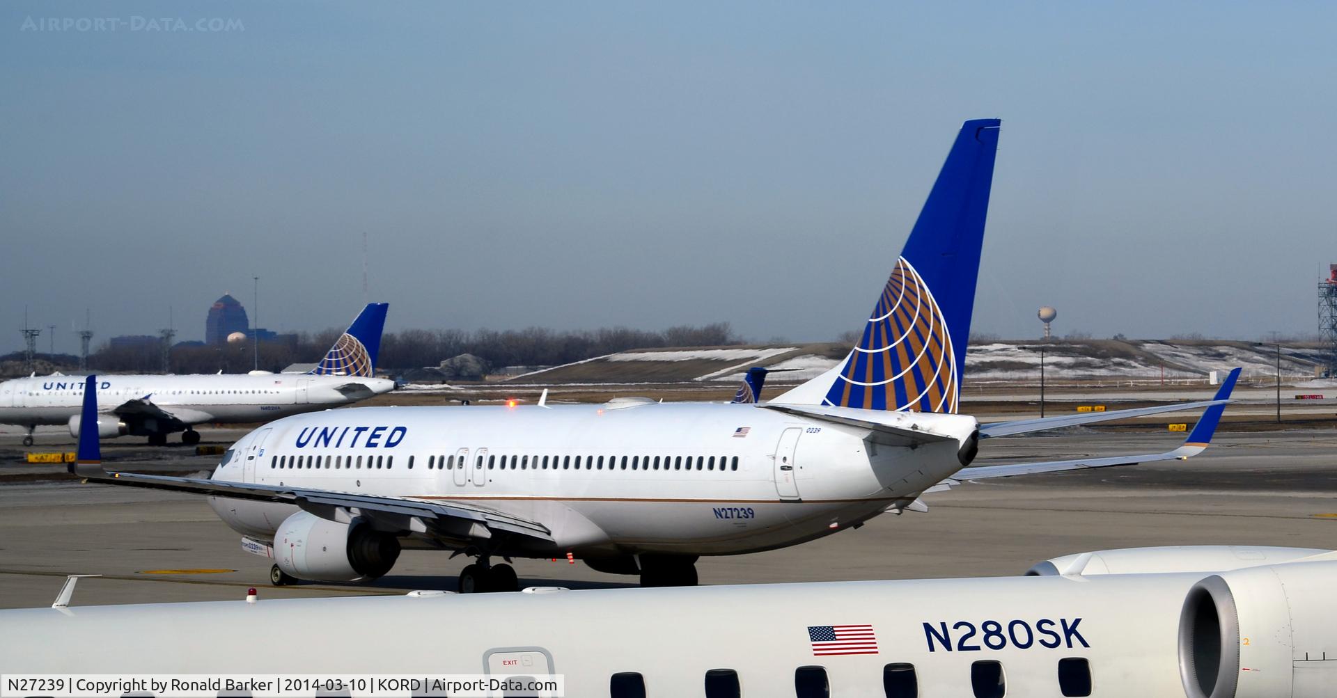 N27239, 1999 Boeing 737-824 C/N 28951, Taxi Chicago