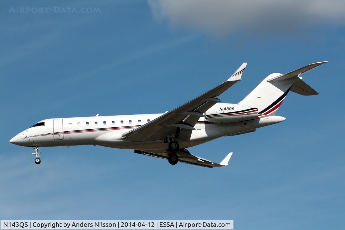 N143QS, 2012 Bombardier BD-700-1A10 Global 6000 C/N 9499, On final for runway 26.