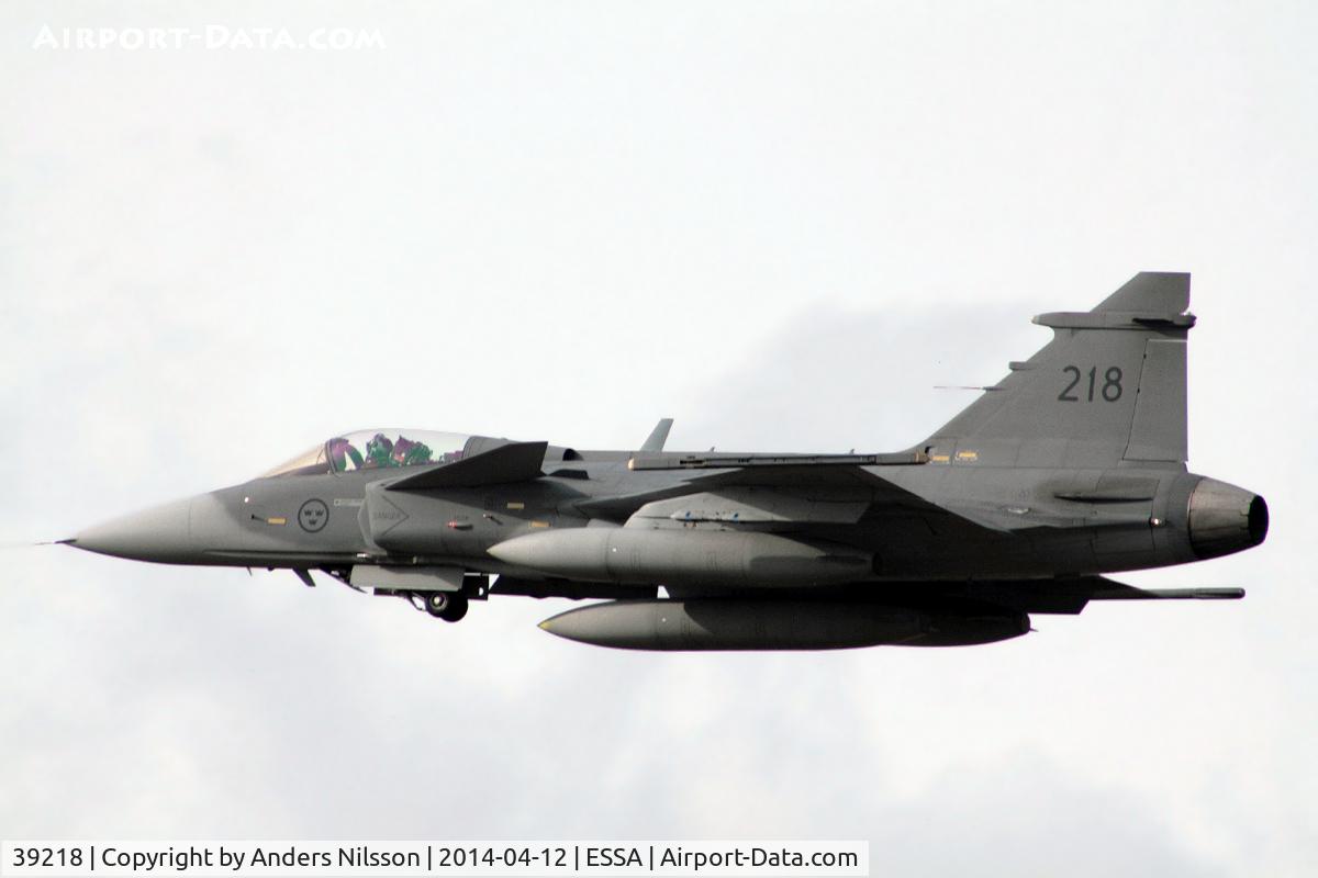 39218, Saab JAS-39C Gripen C/N 39218, Low pass over runway 26.
