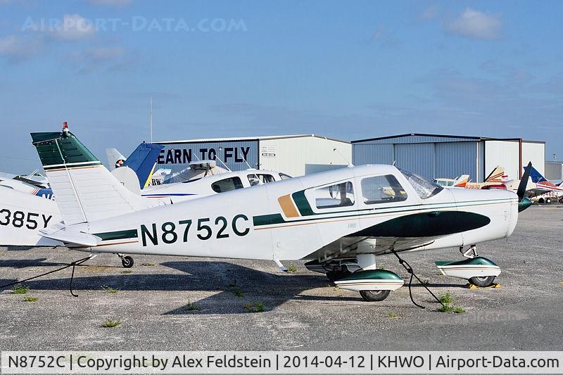 N8752C, 1976 Piper PA-28-140 C/N 28-7625128, North Perry