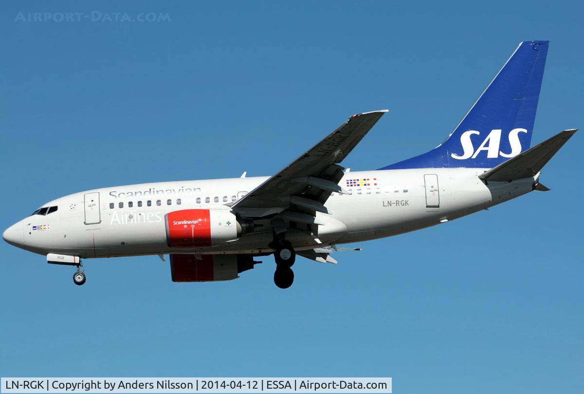 LN-RGK, 1999 Boeing 737-683 C/N 28313, On final for 26.