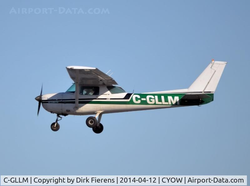 C-GLLM, 1976 Cessna 150M C/N 15077797, Doing touch and go on rwy 25.