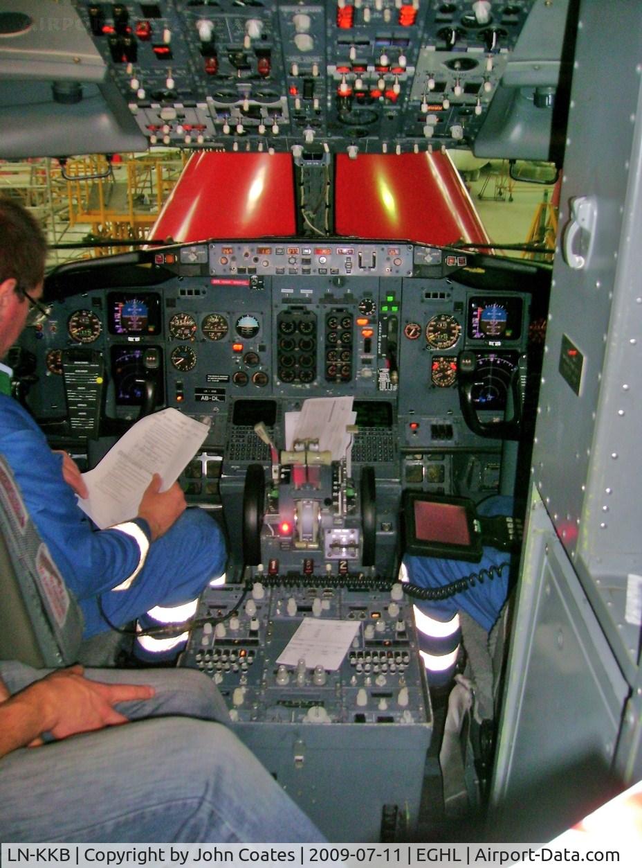 LN-KKB, 1995 Boeing 737-33A C/N 27457, Flight deck work even on open day