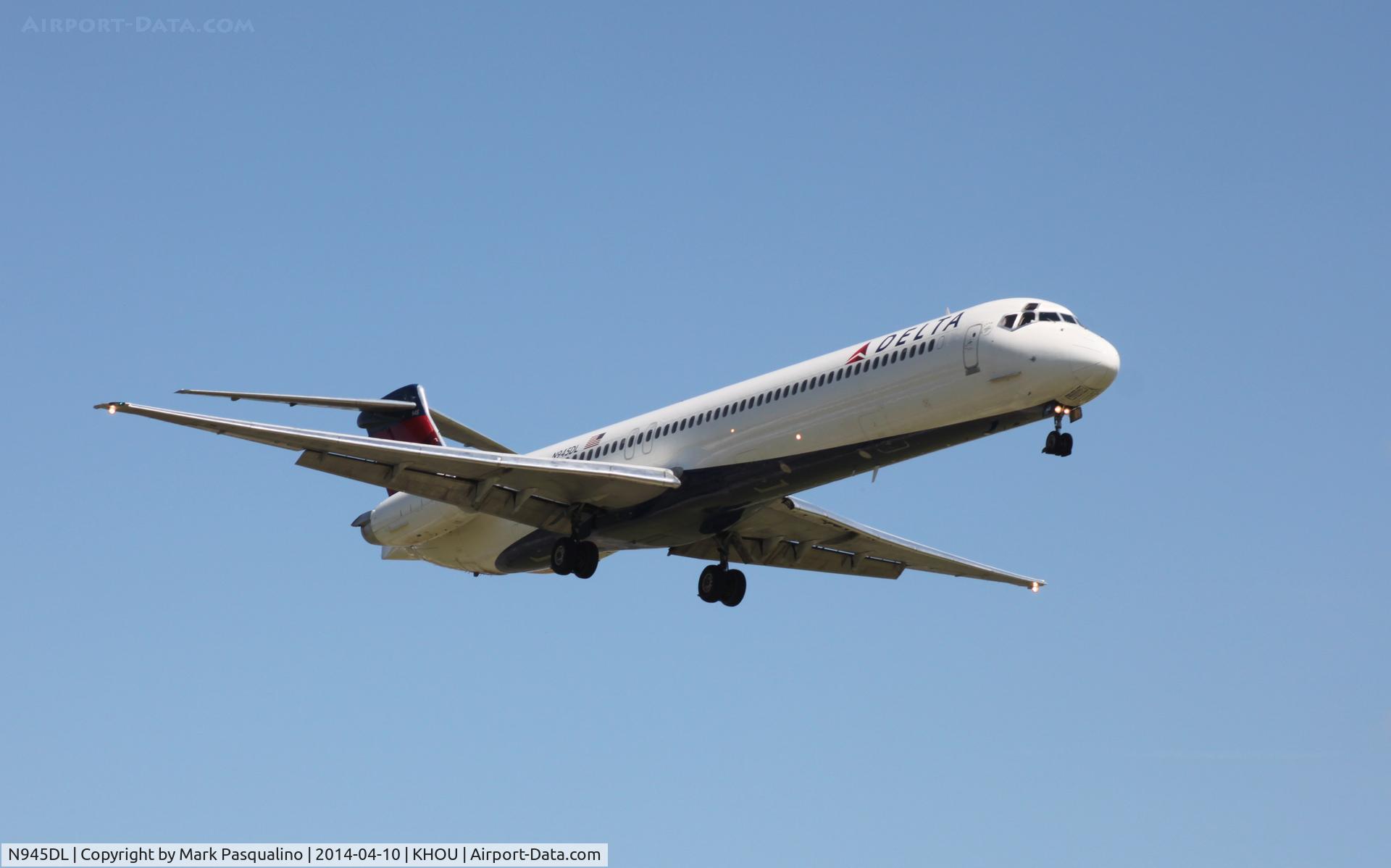 N945DL, 1989 McDonnell Douglas MD-88 C/N 49818, MD-88