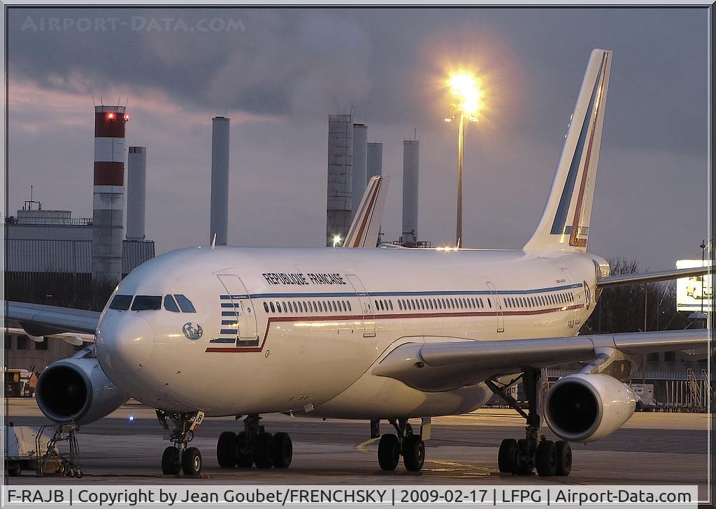 F-RAJB, 1995 Airbus A340-212 C/N 081, A340 COTAM by night