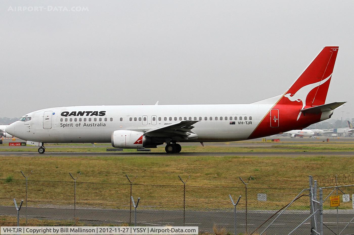 VH-TJR, 1992 Boeing 737-476 C/N 24443, taxiing to 34R