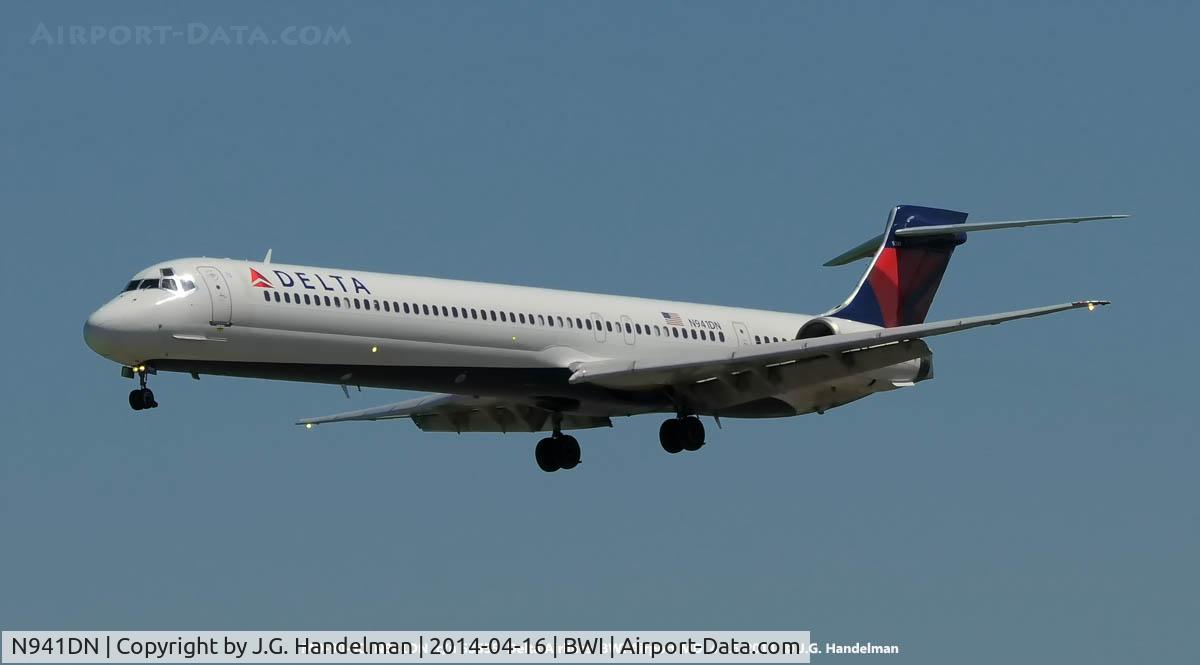 N941DN, 1997 McDonnell Douglas MD-90-30 C/N 53555, Approach to 33L