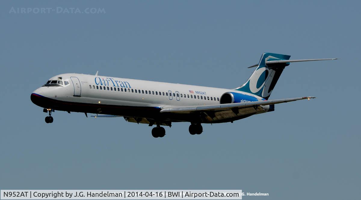 N952AT, 2000 Boeing 717-200 C/N 55014, Approach to 33L