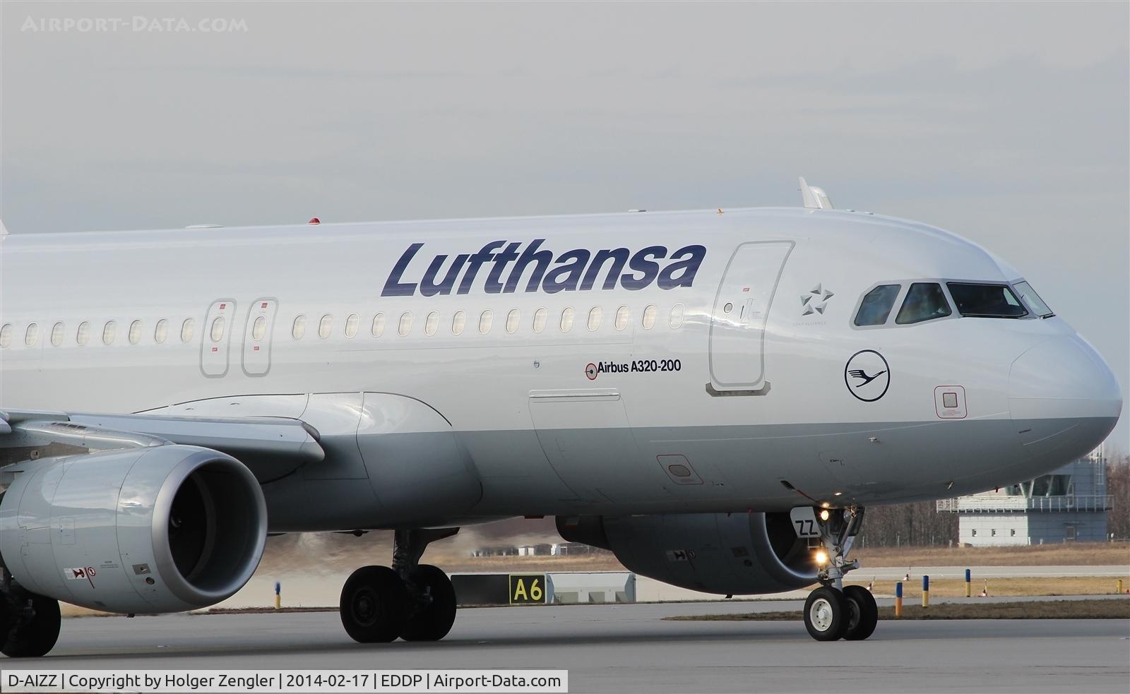 D-AIZZ, 2013 Airbus A320-214 C/N 5831, FRA shuttle is coming around the corner....