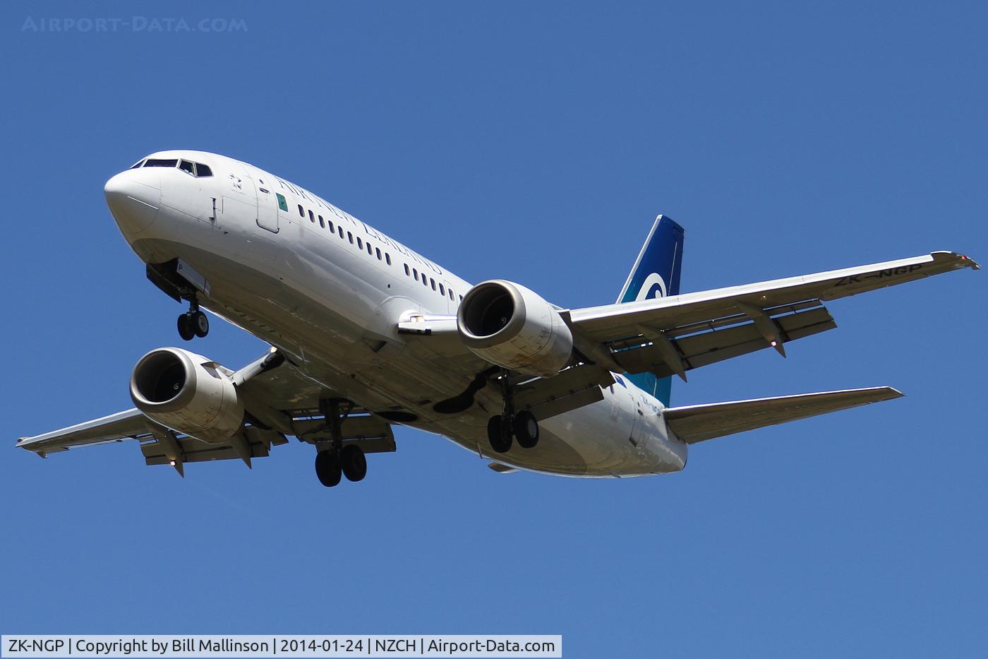 ZK-NGP, 1998 Boeing 737-33A C/N 27459, finals to 02