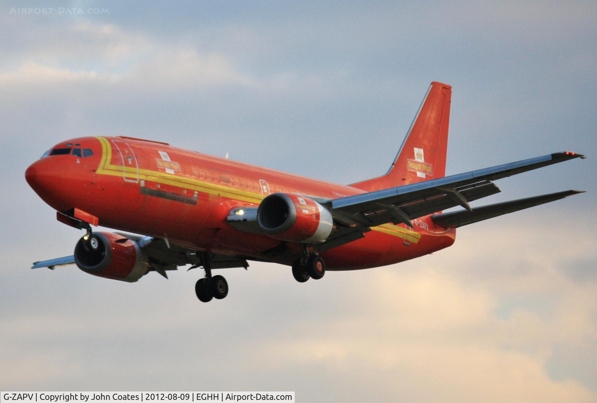 G-ZAPV, 1989 Boeing 737-3Y0 C/N 24546, On approach
