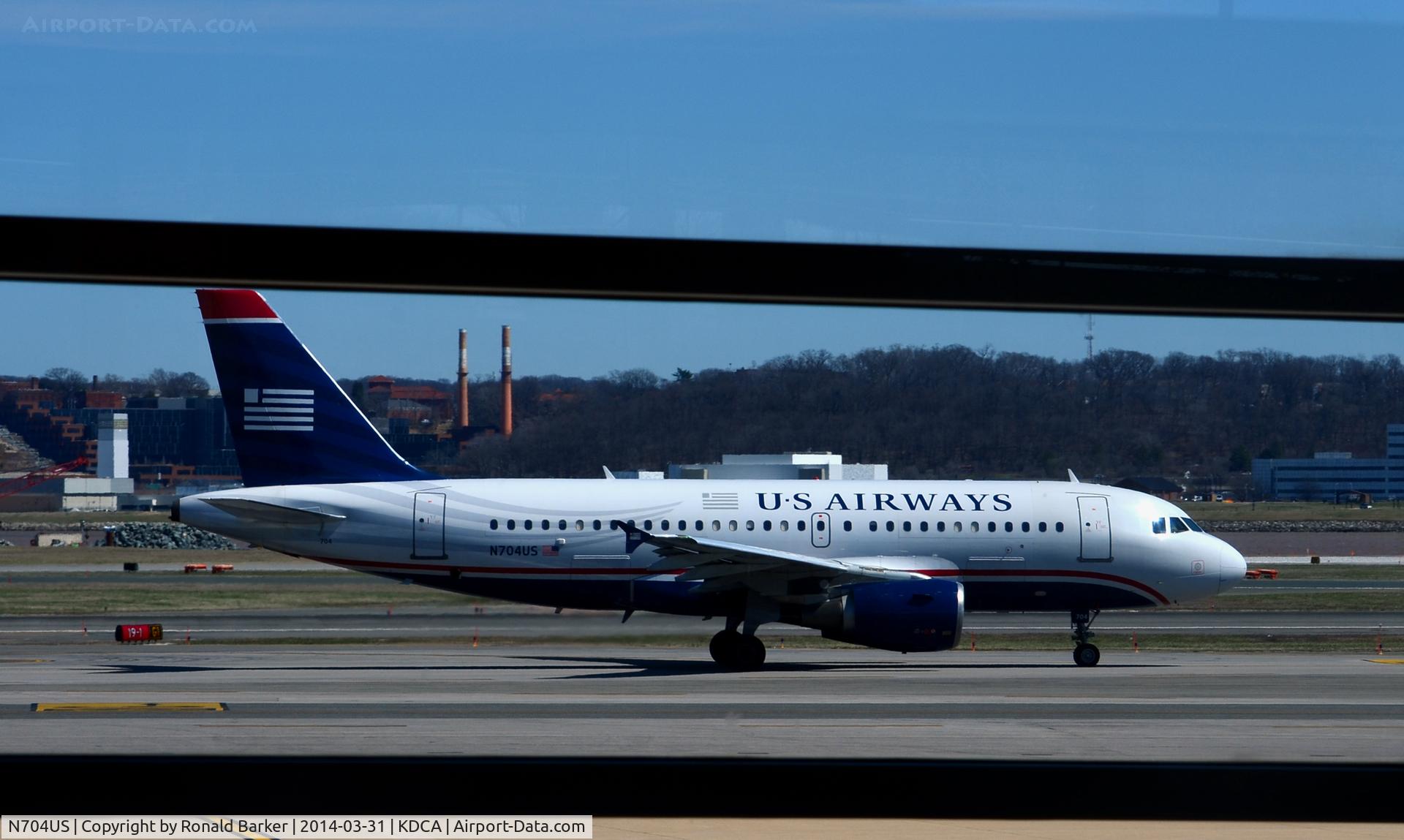 N704US, 1998 Airbus A319-112 C/N 0922, Taxi National