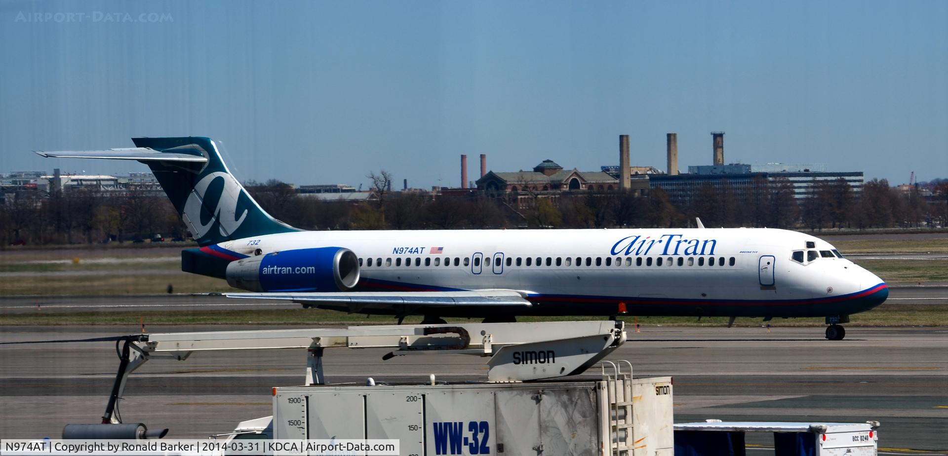N974AT, 2002 Boeing 717-200 C/N 55034, Taxi to park National