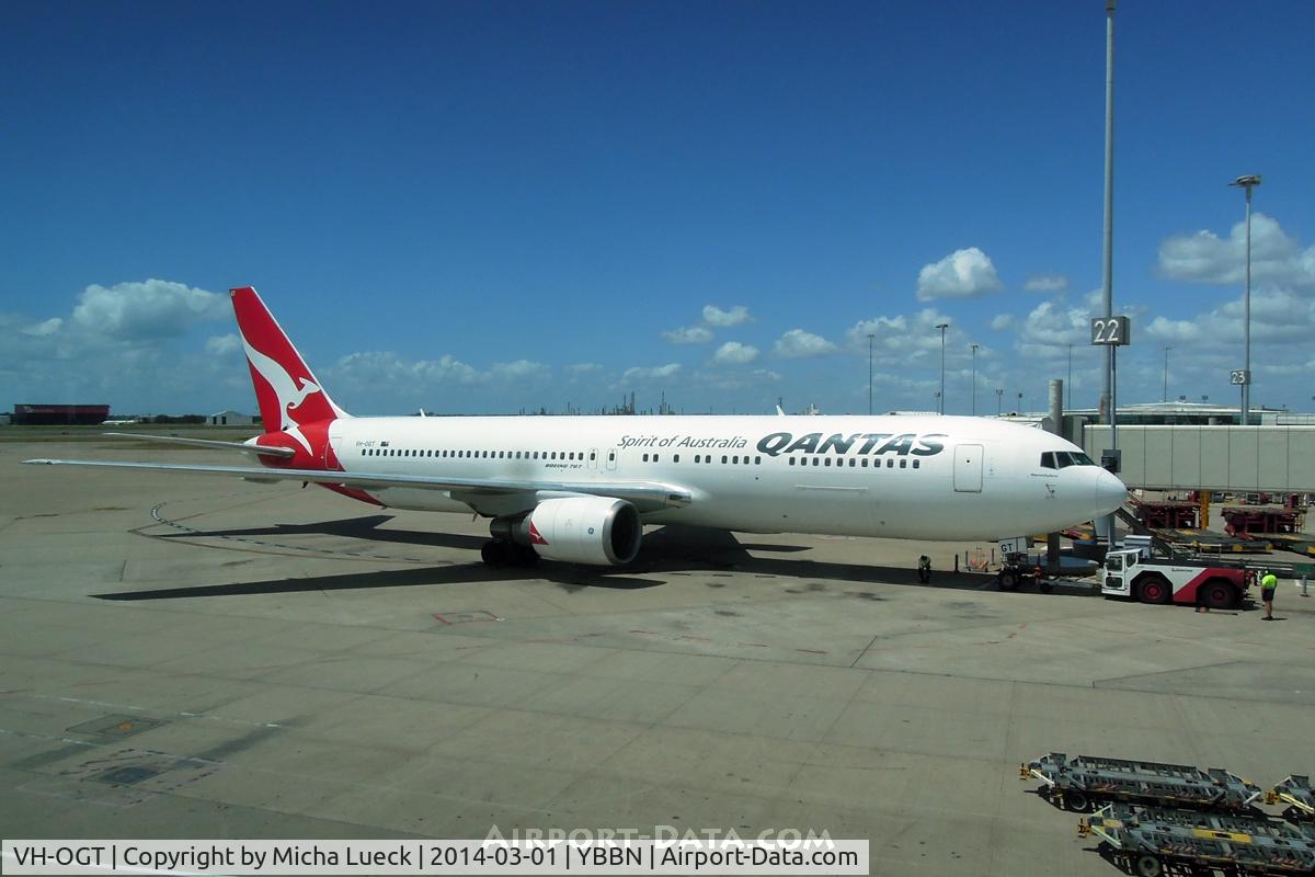 VH-OGT, 1998 Boeing 767-338 C/N 29117, At Brisbane