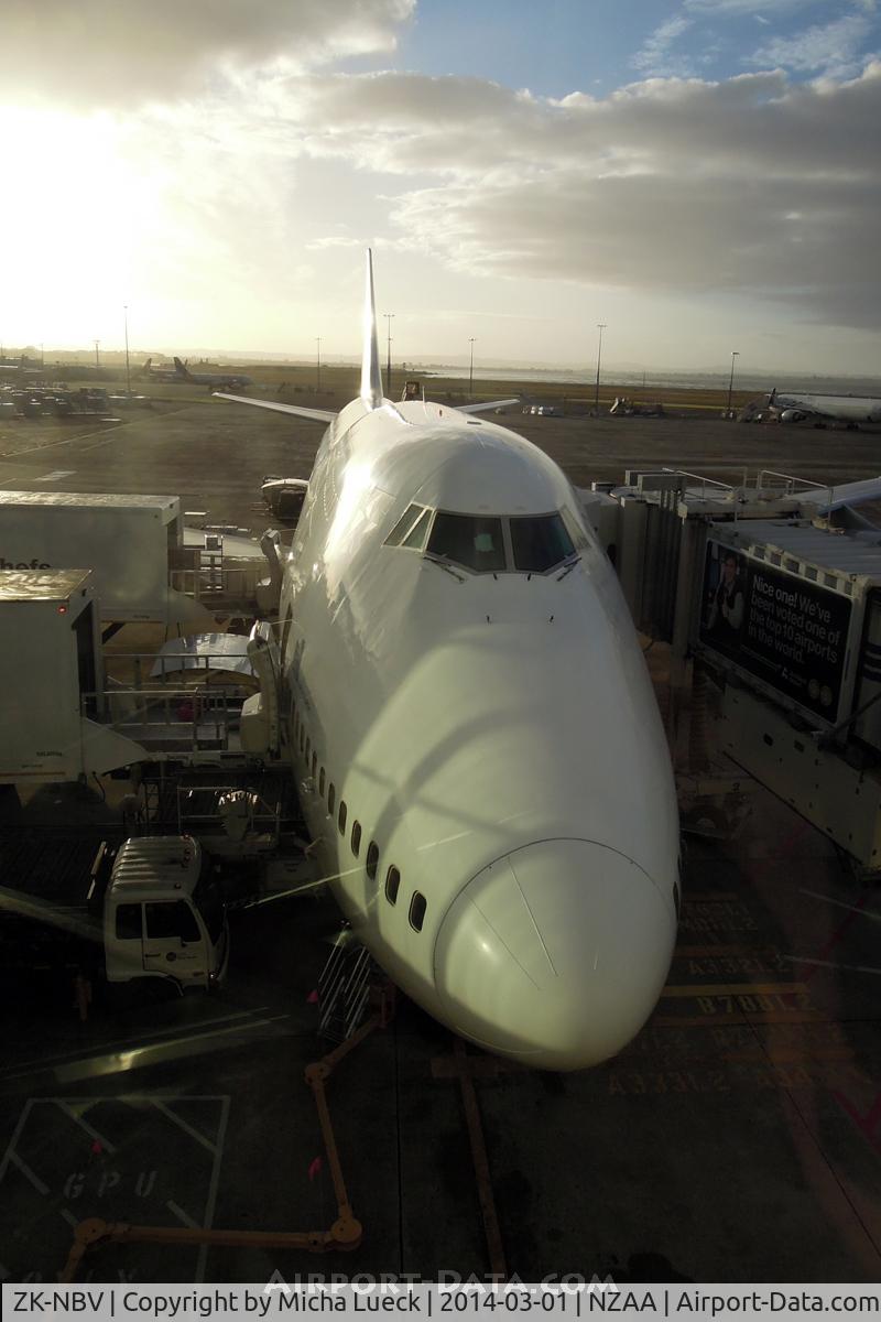 ZK-NBV, 1998 Boeing 747-419 C/N 26910, Beautiful morning light during preparation for the 3.5hr flight to Brisbane.