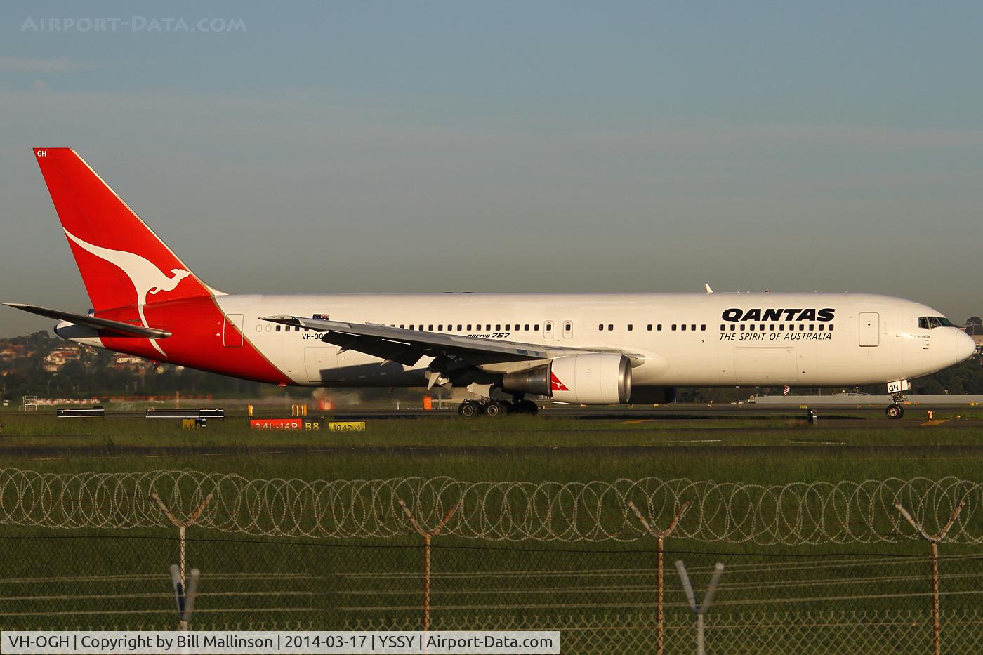 VH-OGH, 1990 Boeing 767-338 C/N 24930, taxiing from 34R
