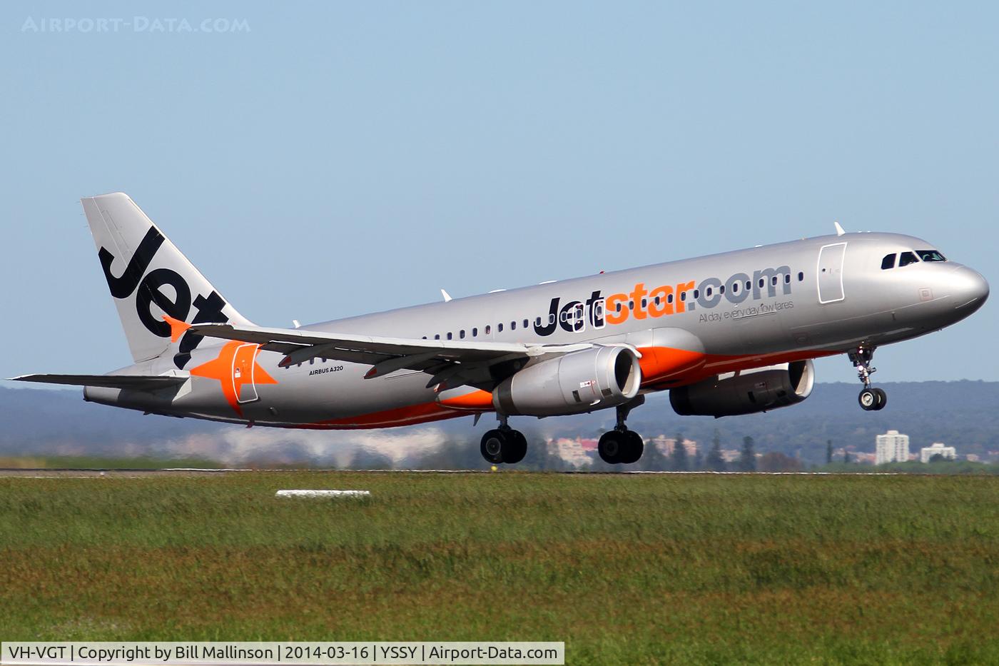 VH-VGT, 2009 Airbus A320-232 C/N 4178, away from 34R