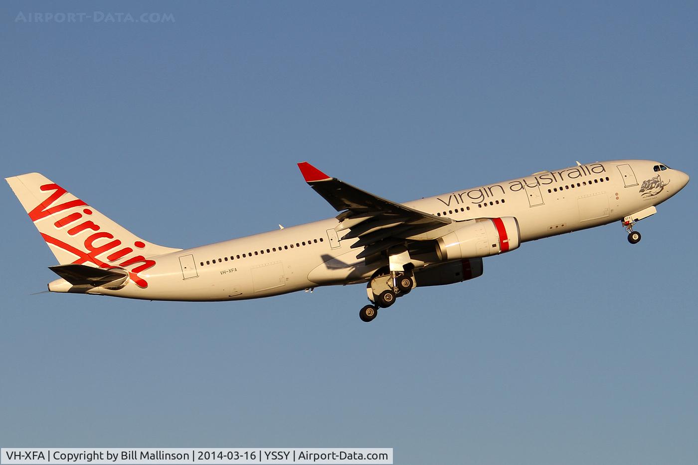 VH-XFA, 2000 Airbus A330-243 C/N 365, away from 34L