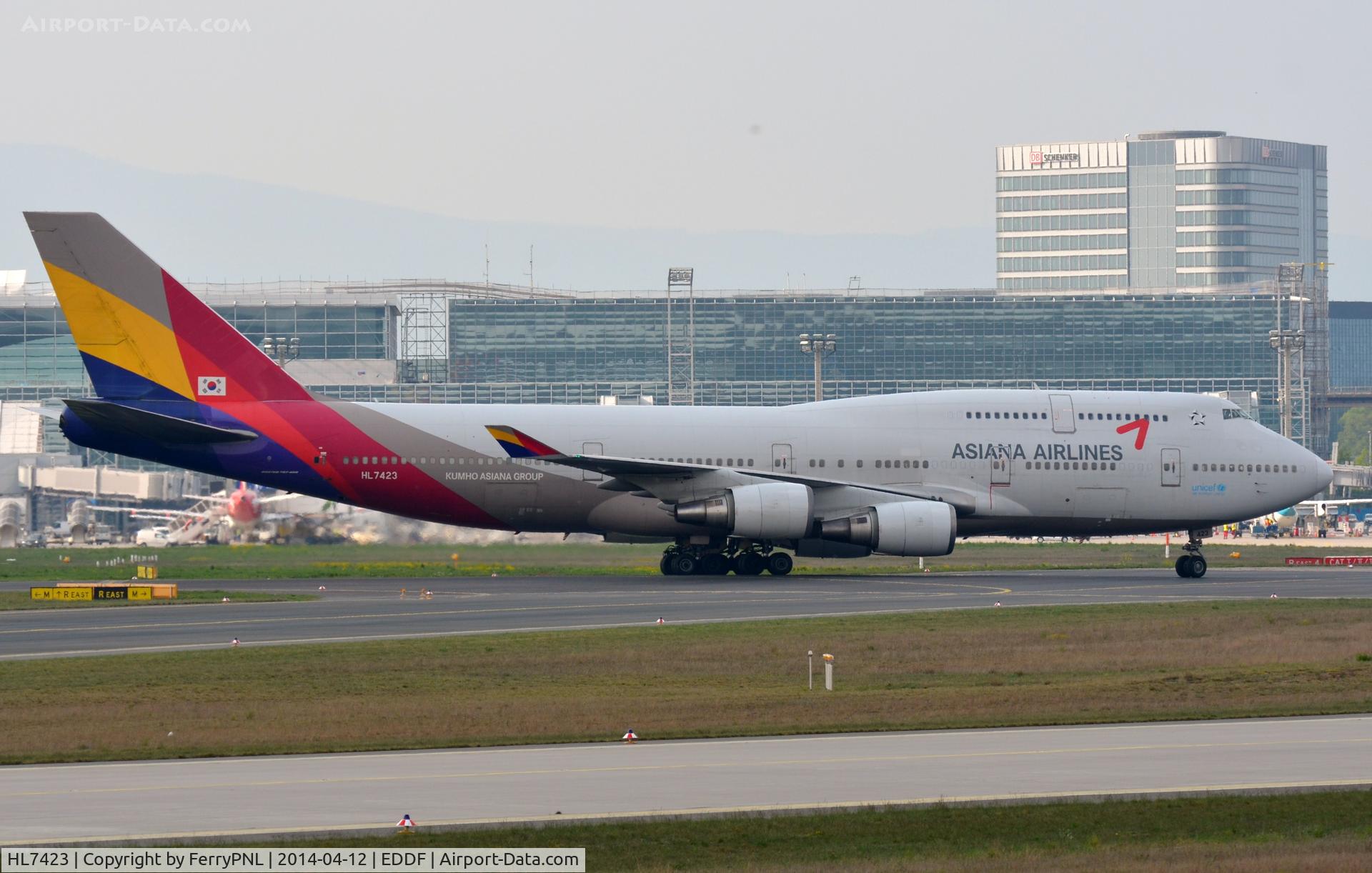 HL7423, 1997 Boeing 747-48EM(F) C/N 27282, Asiana B744 taying to the gate.