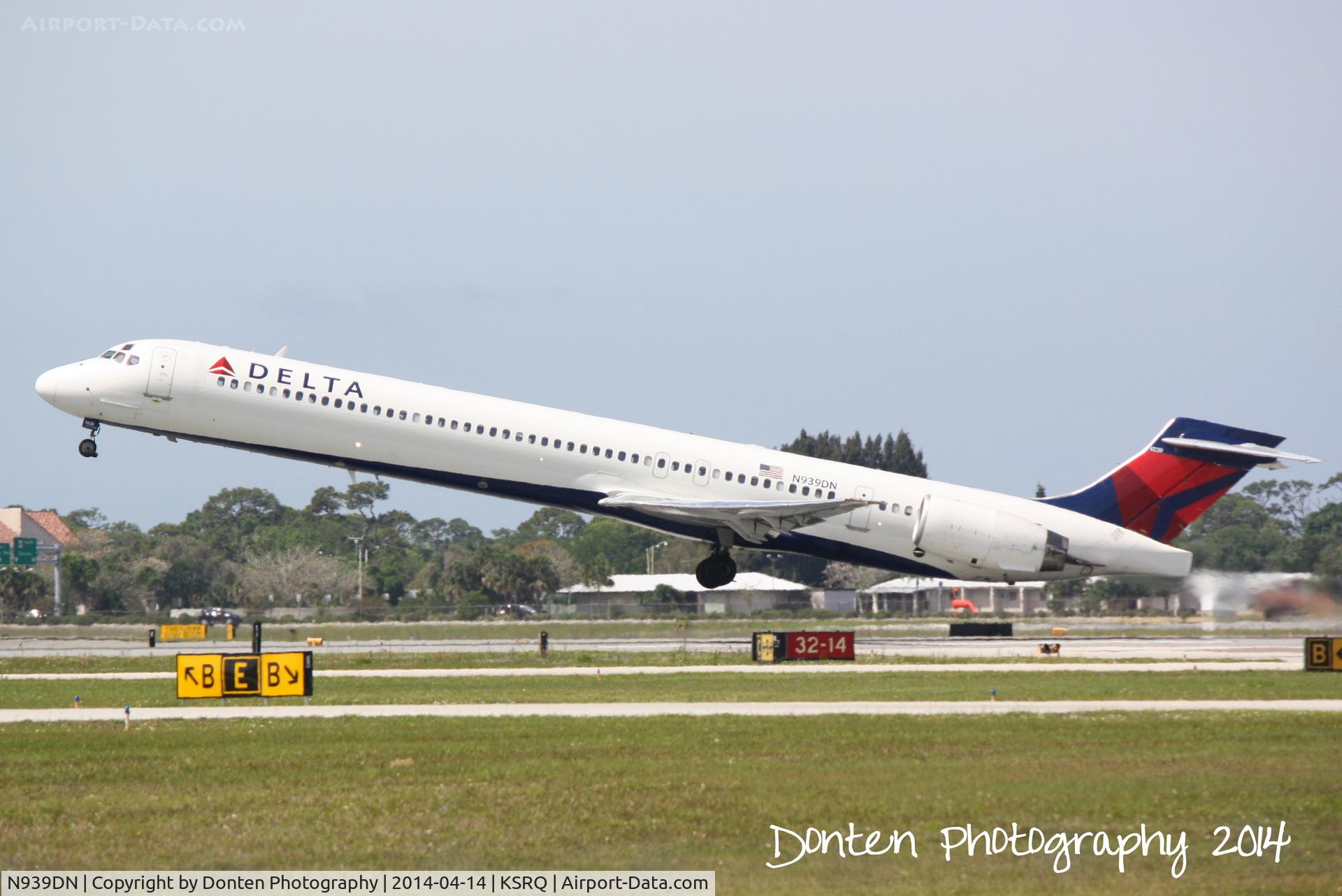 N939DN, 1996 McDonnell Douglas MD-90-30 C/N 53356, Delta Flight 2298 (N939DN) departs Sarasota-Bradenton International Airport enroute to Hartsfield-Jackson International Airport