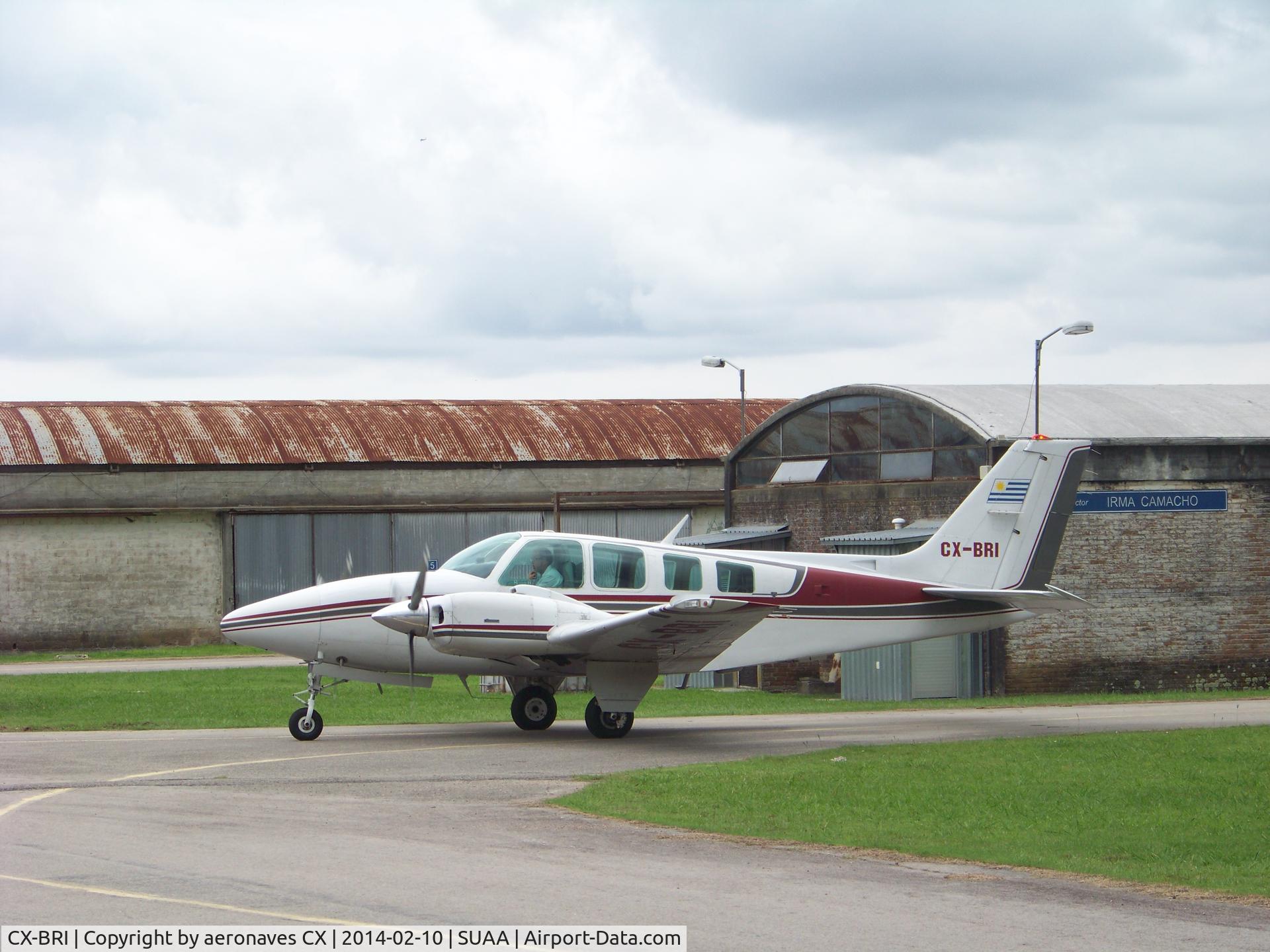 CX-BRI, Beech 58 Baron C/N TH1571, Visto en SUAA - Angel S. Adami