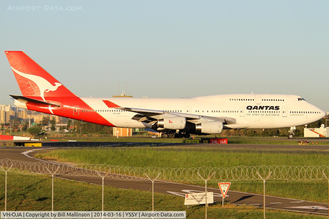 VH-OJA, 1989 Boeing 747-438 C/N 24354, down onto 34L