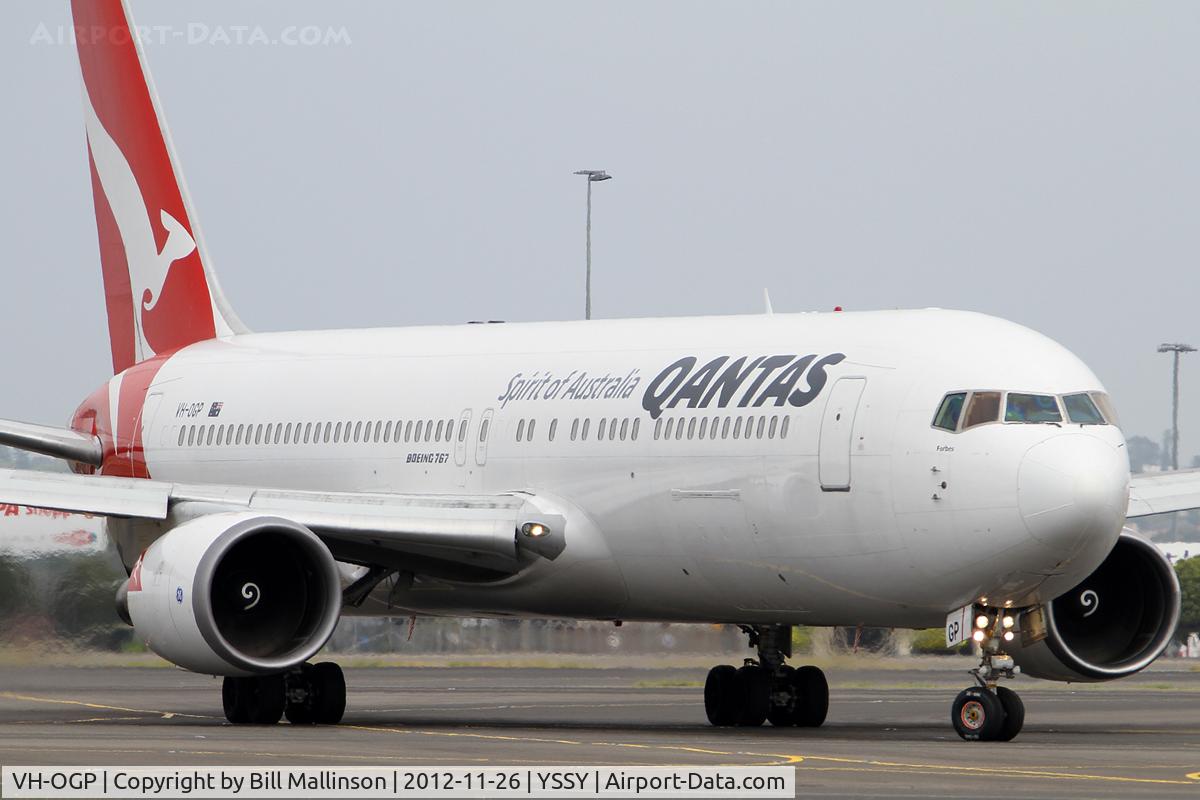 VH-OGP, 1996 Boeing 767-338 C/N 28153, taxiing from 34R