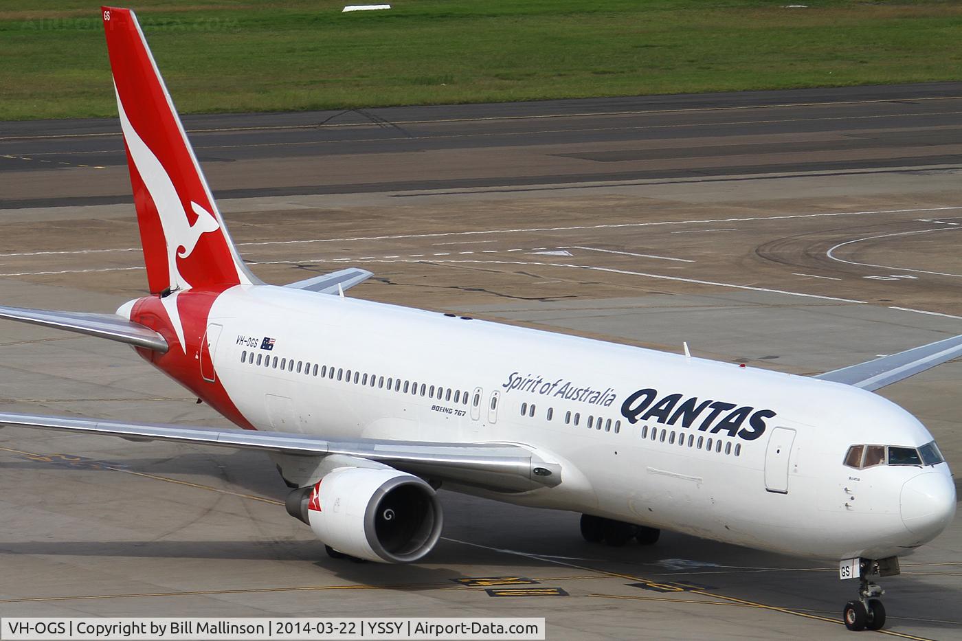 VH-OGS, 1997 Boeing 767-338/ER C/N 28725, taxi to gate 25