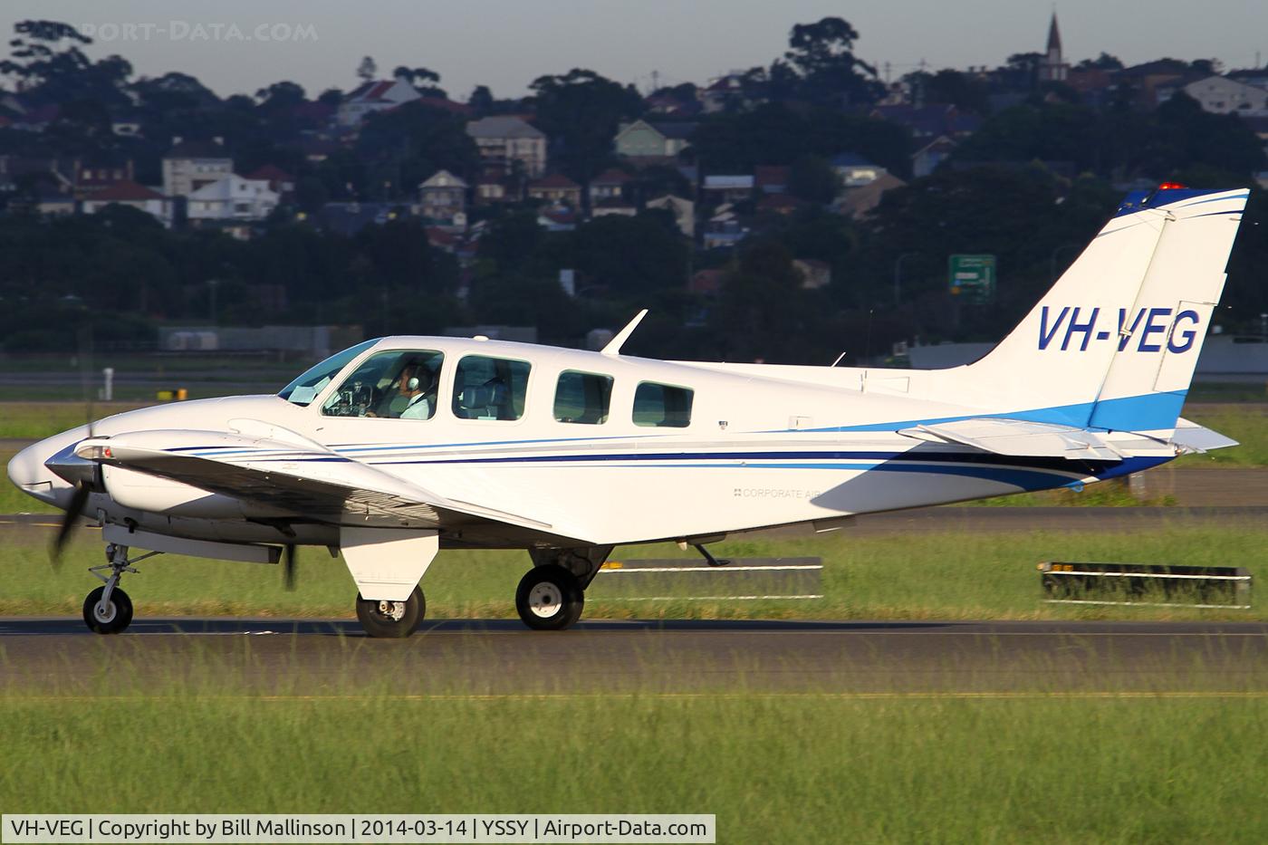 VH-VEG, 1977 Beech 58 Baron C/N TH-822, taxiing to 34L