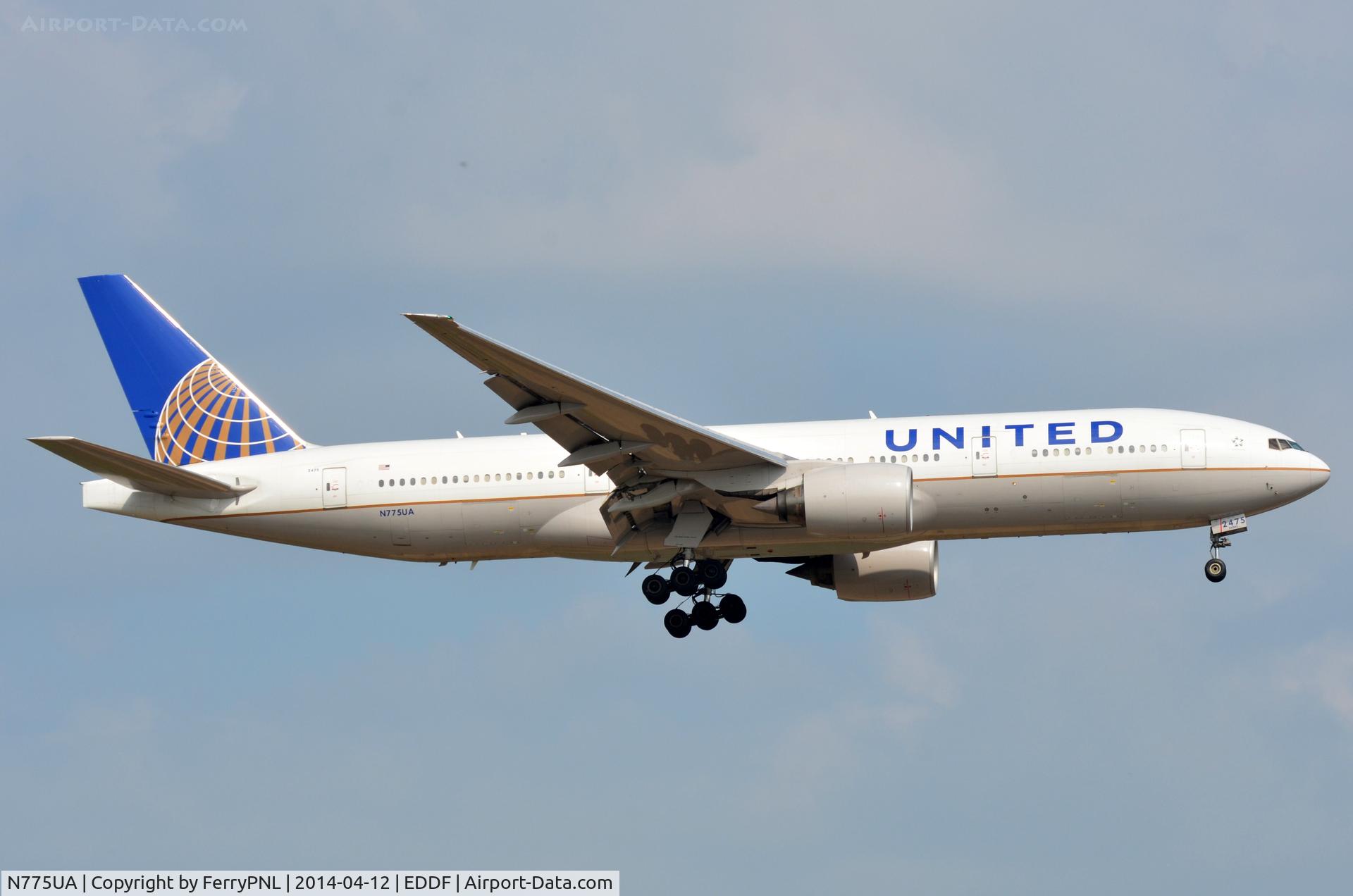 N775UA, 1995 Boeing 777-222 C/N 26947, United B772 arriving