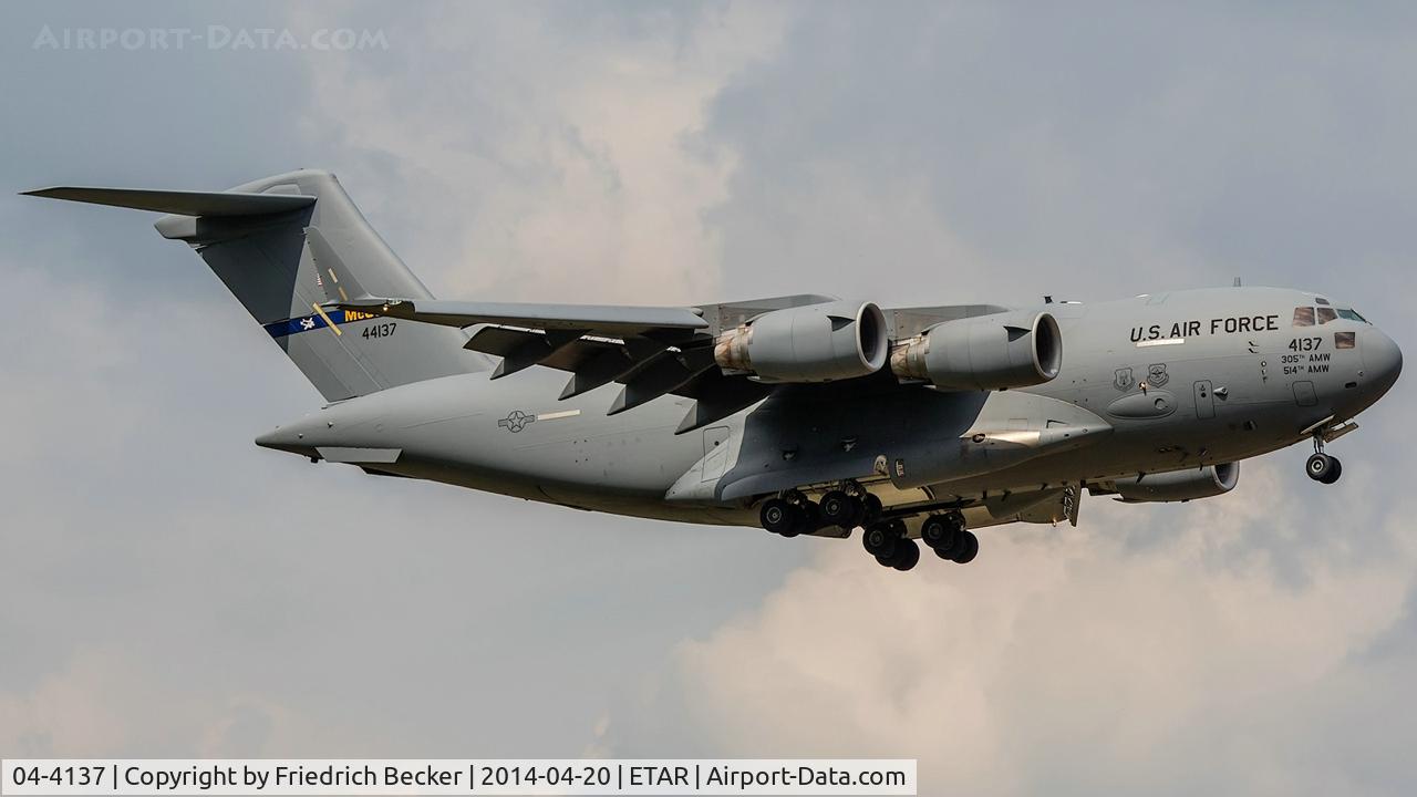 04-4137, 2004 Boeing C-17A Globemaster III C/N P-137, on final RW08