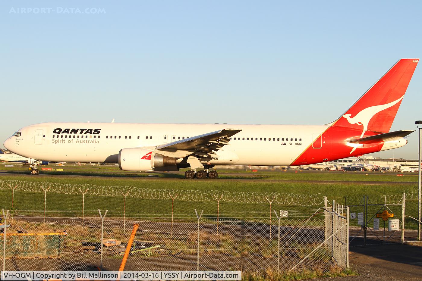 VH-OGM, 1992 Boeing 767-338 C/N 25575, taxiing to 34R