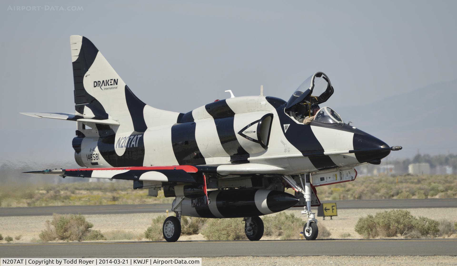 N207AT, 1961 Douglas A-4L (A4D-2N) C/N 12774, Taxiing after performing at the Los Angeles County Airshow 2014