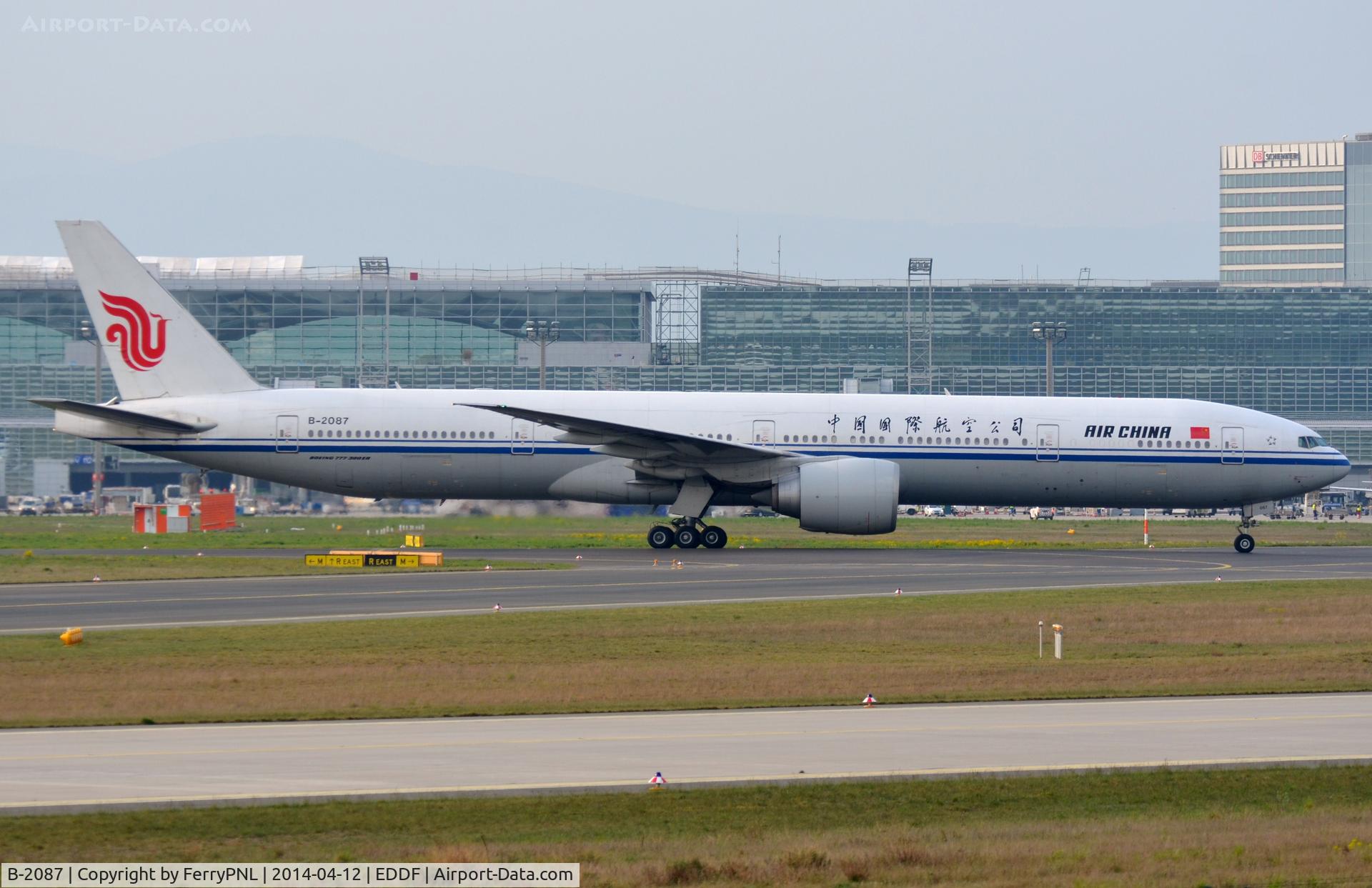 B-2087, 2011 Boeing 777-39L/ER C/N 38672, Air China B773 taxying to its gate.