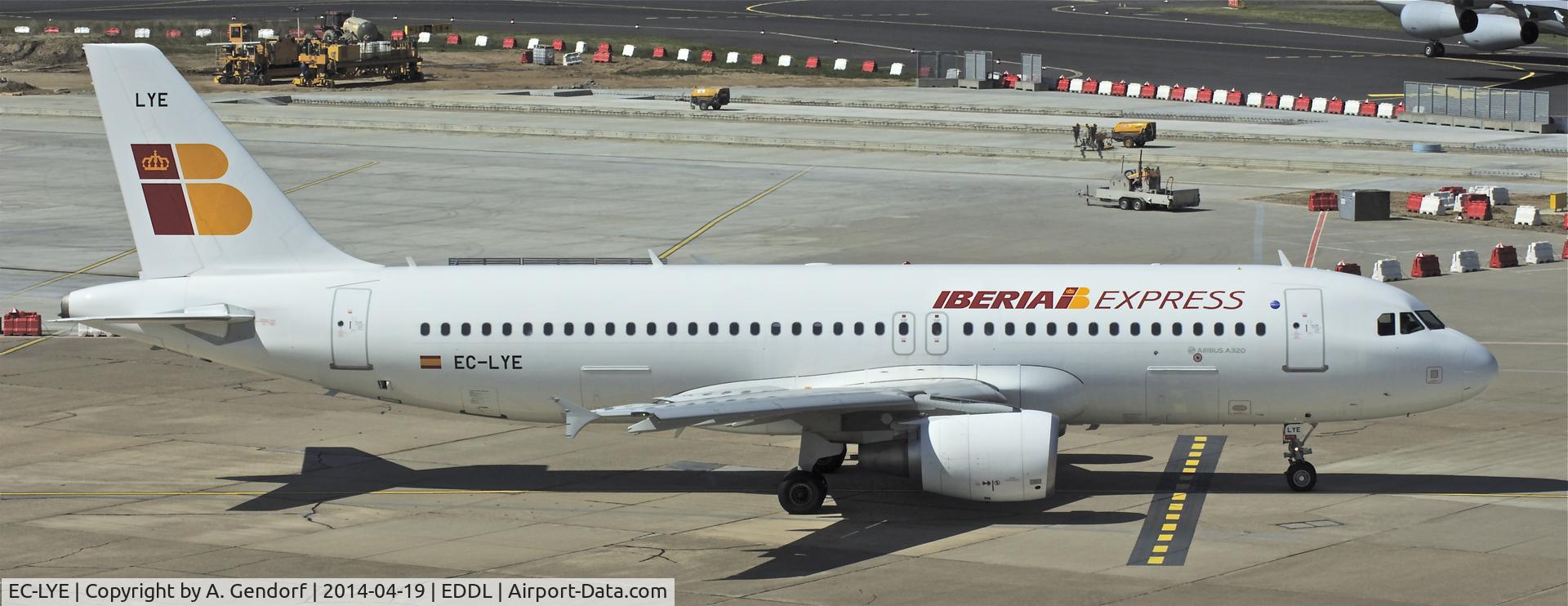 EC-LYE, 2013 Airbus A320-216 C/N 5729, Iberia Express, is here on the apron at Düsseldorf Int'l(EDDL)